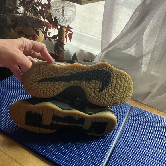 Clearance Sale Nike High Top Sneaker - Picture 5 of 7